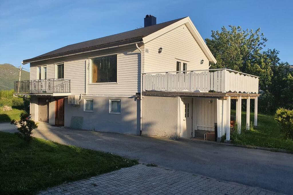 Hus Sentralt I Lofoten Apartment เลคเนส ภายนอก รูปภาพ